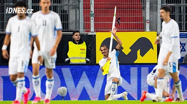 Simuloval výstřel zbraně? Izraelci se vymstila gólová oslava, sudí ho vyloučil