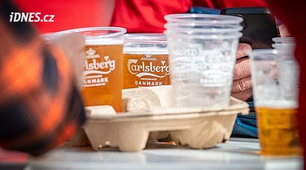 Anglie řeší alkohol na fotbale, proti zvláštnímu zákazu je i premiér
