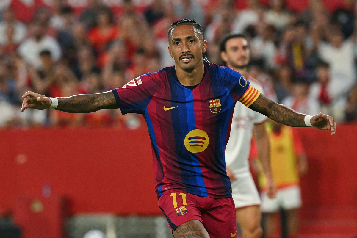 Un divino Raphinha anota otro hat-trick y mantiene el ritmo del Barça ante un valiente Sevilla