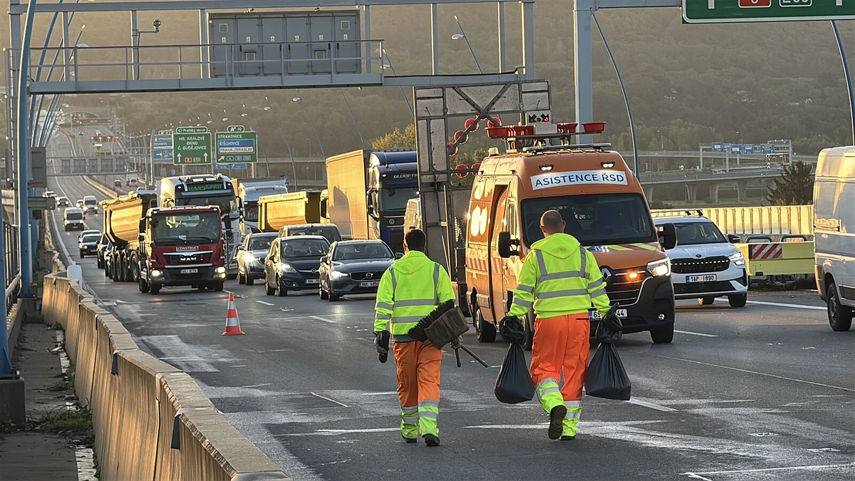 Při nehodě na Pražském okruhu zemřeli dva cizinci, dalších šest lidí se zranilo