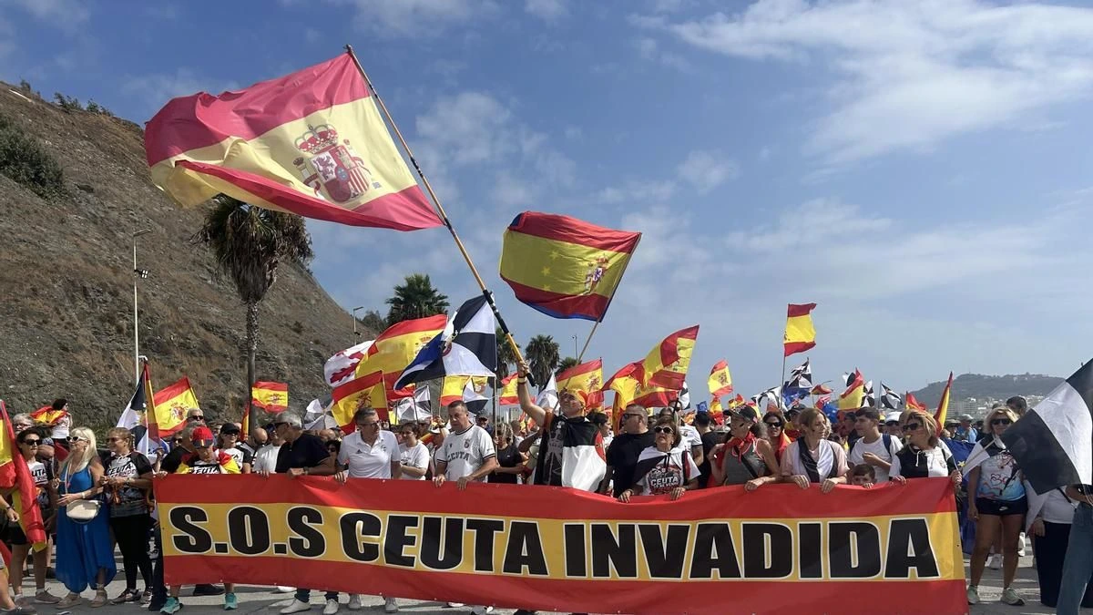 Varios centenares de ceutíes marchan hacia la frontera para exigir su protección: “Marruecos, canalla, esto es de los caballas”