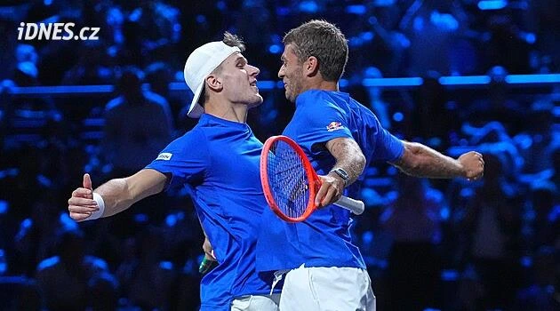Menšík s Cobollim poslali tým Evropy v Laver Cupu do vedení 10:5