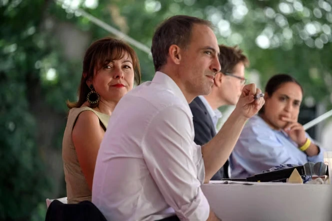 Raphaël Glucksmann en campagne dans un territoire rural pour tenter de casser son image de Parisien