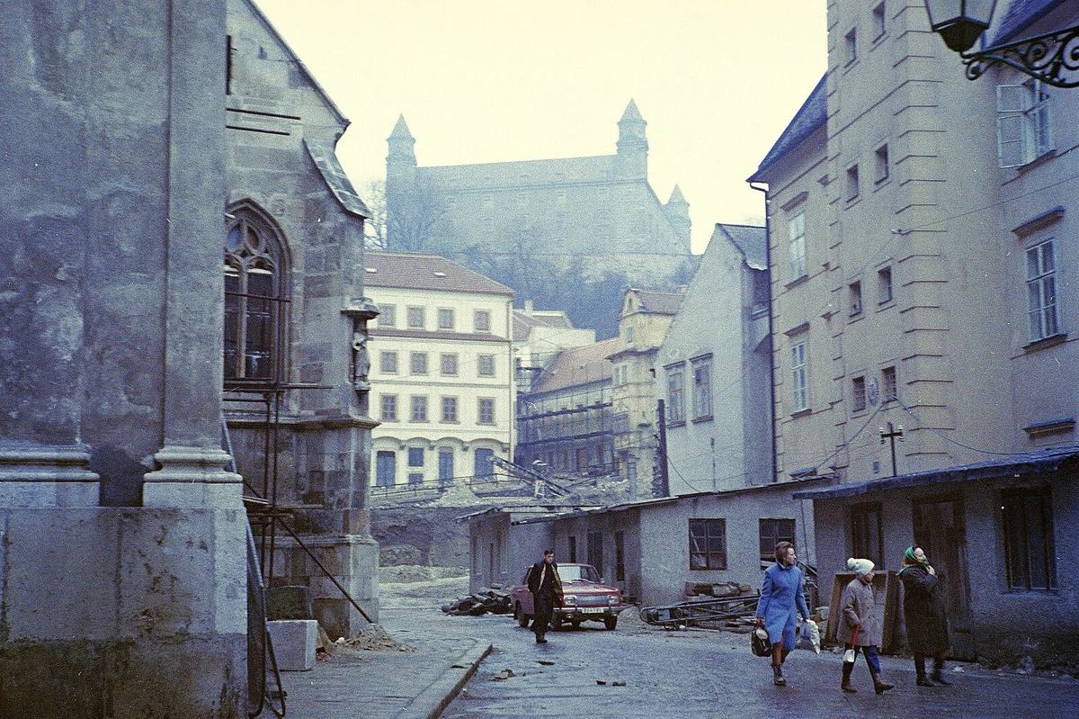 Připomeňme si Bratislavu za totality. Naštěstí jen na starých fotografiích
