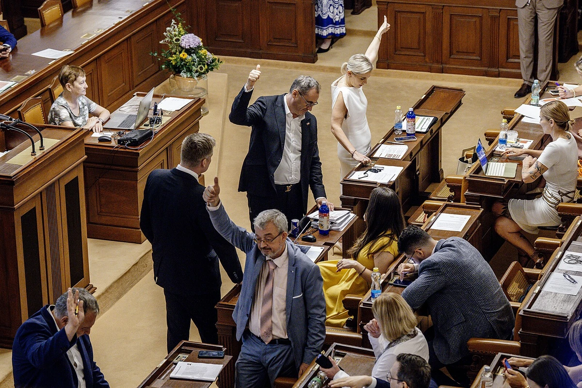 Proč nenávidíte mladé lidi a chcete jim zničit budoucnost? řekl Hřib Okamurovi