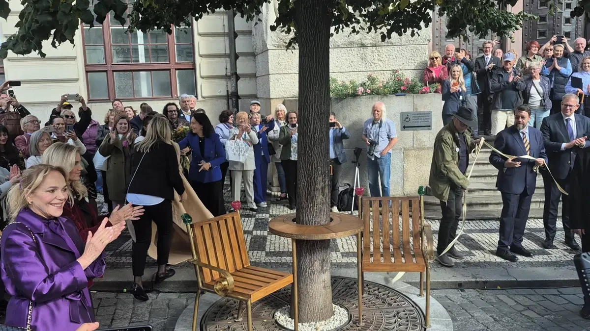 Havlův odkaz bude spravovat Městská knihovna v Praze. Prezidentovi odhalili lavičku - Novinky