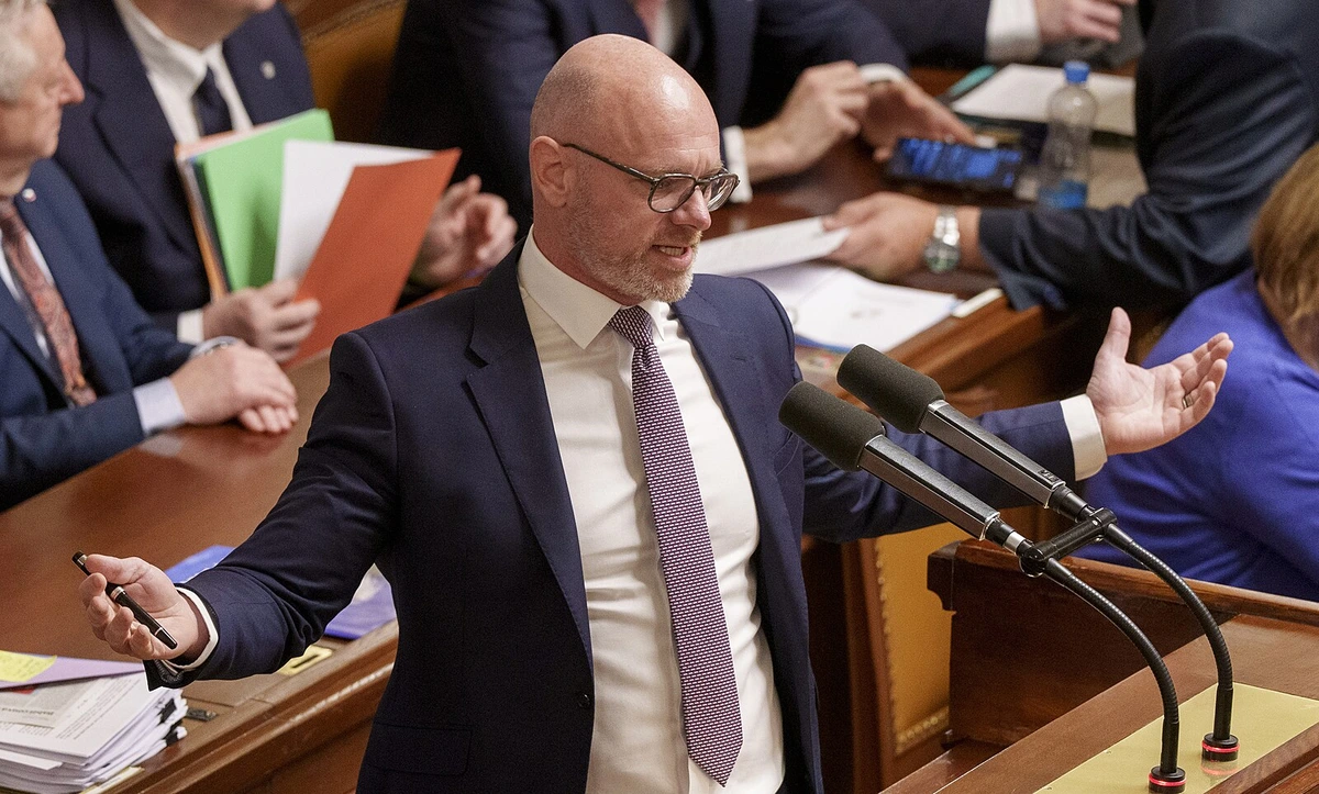 Všechny bojové linie svéhlavého ministra Plagy. Co obětuje ve prospěch vyhrané války?