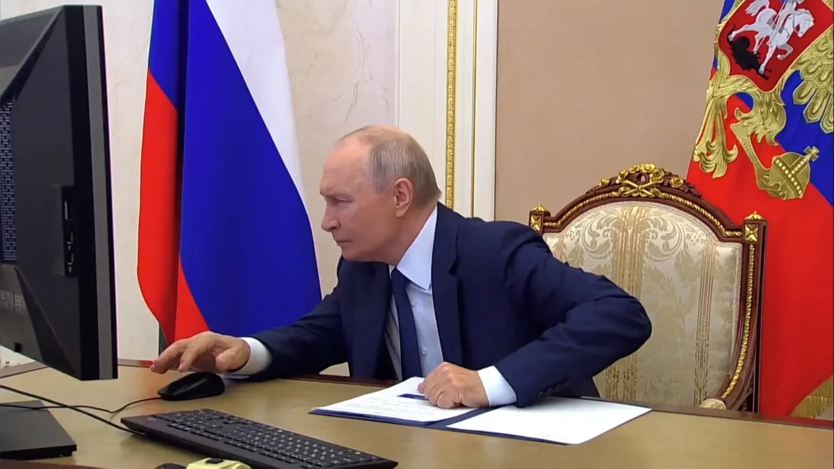 Mžourání do počítače a dvojí poděkování. Putin hlasoval elektronicky - Novinky