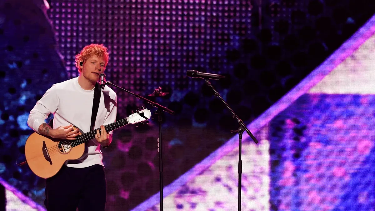 Situace v Gaze je neospravedlnitelná, vzkázal Ed Sheeran. Na pódiu se rozplakal - Novinky