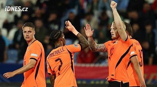Meerdinkovy trefy rozhodly o výhře Nizozemska v Srbsku. Uspěli i Dánové