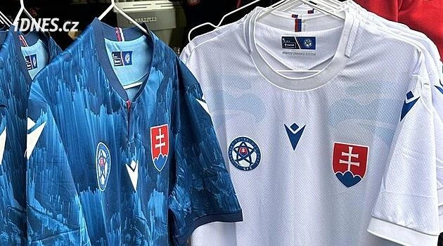 Slováci odhalili nové dresy. Původní návrh ale museli změnit, UEFA měla námitky