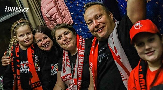 Na Spartu opět vlakem s fanoušky. Věříme, že si to užijí, burcují olomoučtí hokejisté