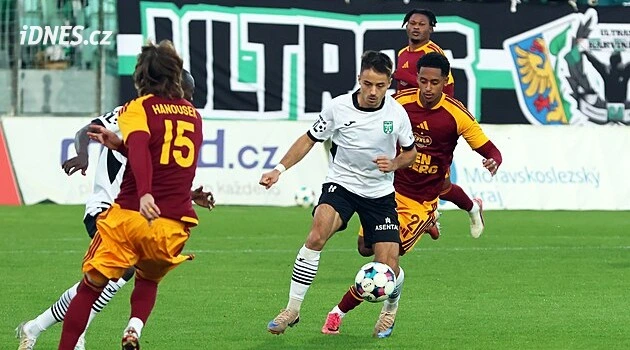 Karvinští fotbalisté ovládli souboj s Duklou, druhé lize vévodí o čtyři body