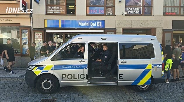 Obavy z fotbalových fanoušků v Jablonci. Policisté vyrazí do ulic na koních i se psy