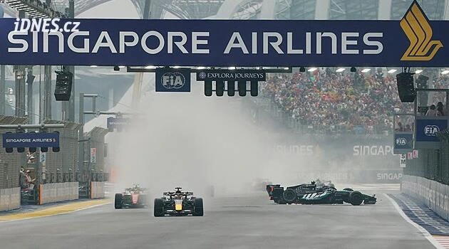 Sprint v Singapuru ovládl Verstappen. Russell boural, mclareny se srazily