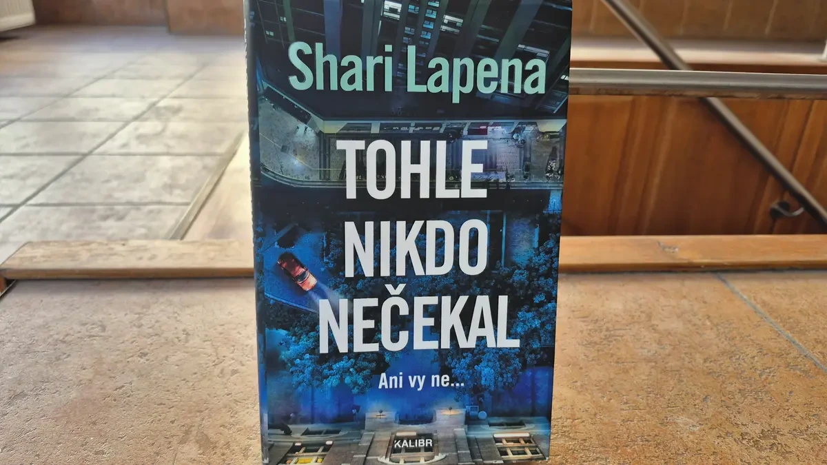 RECENZE: Shari Lapena neopouští své hřiště, ač je na něm těsno