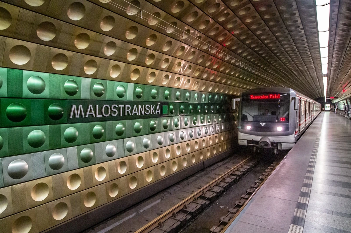 Pád člověka do kolejiště zastavil provoz části metra na lince A