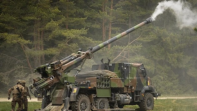 Česká houfnice pro Lotyšsko, americké dělo na Tatře. A naše armáda čeká na Caesar