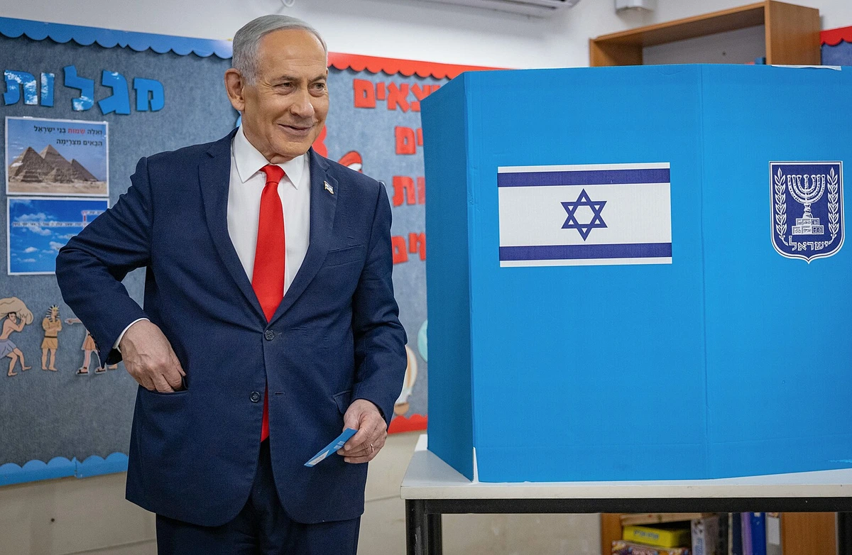 Nejvíc mandátů získá Netanjahu, ukazují průzkumy. Většina pro opozici? Jen s Araby