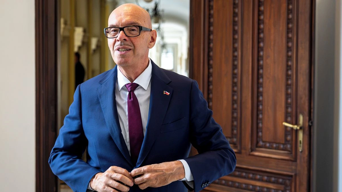 „Ty jsi tehdy práskal StB!“. Oto Klempíř čelil ve Frankfurtu ostré kritice - Novinky