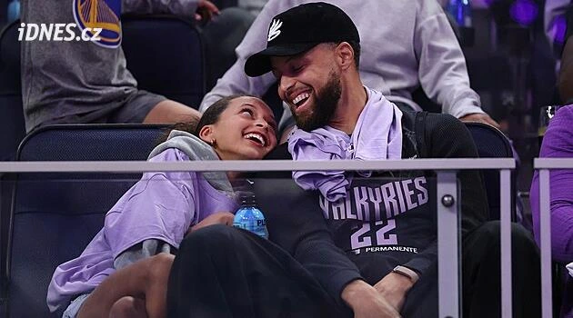 Show, která láká hvězdy. Na finále WNBA dorazili Curry s dcerou či rapperka Latto