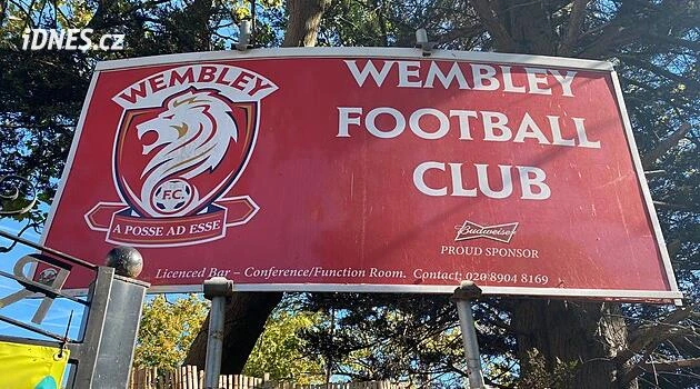 Wembley kus od Wembley. Žádný oblouk, devátá liga, ale gól tu dal i Caniggia