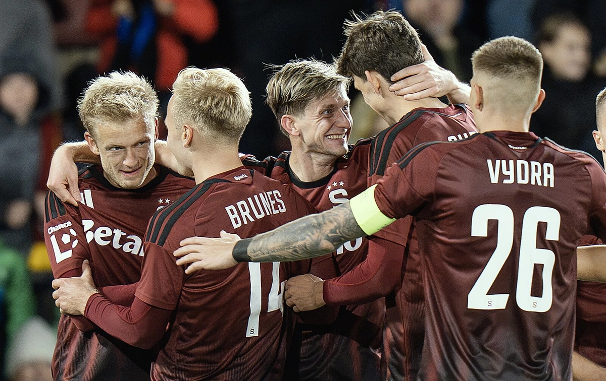 Sparta - Pardubice 2:0, góly v úvodech poločasů, trefili se Mercado a Zelený