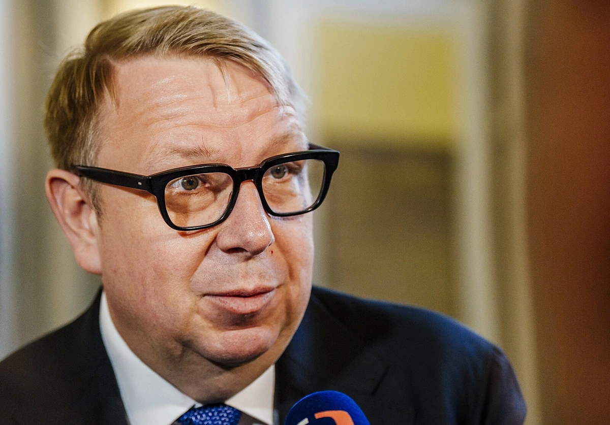Opozice chce, ať Juchelka poví, proč kvůli poradkyni stát přijde o desítky milionů