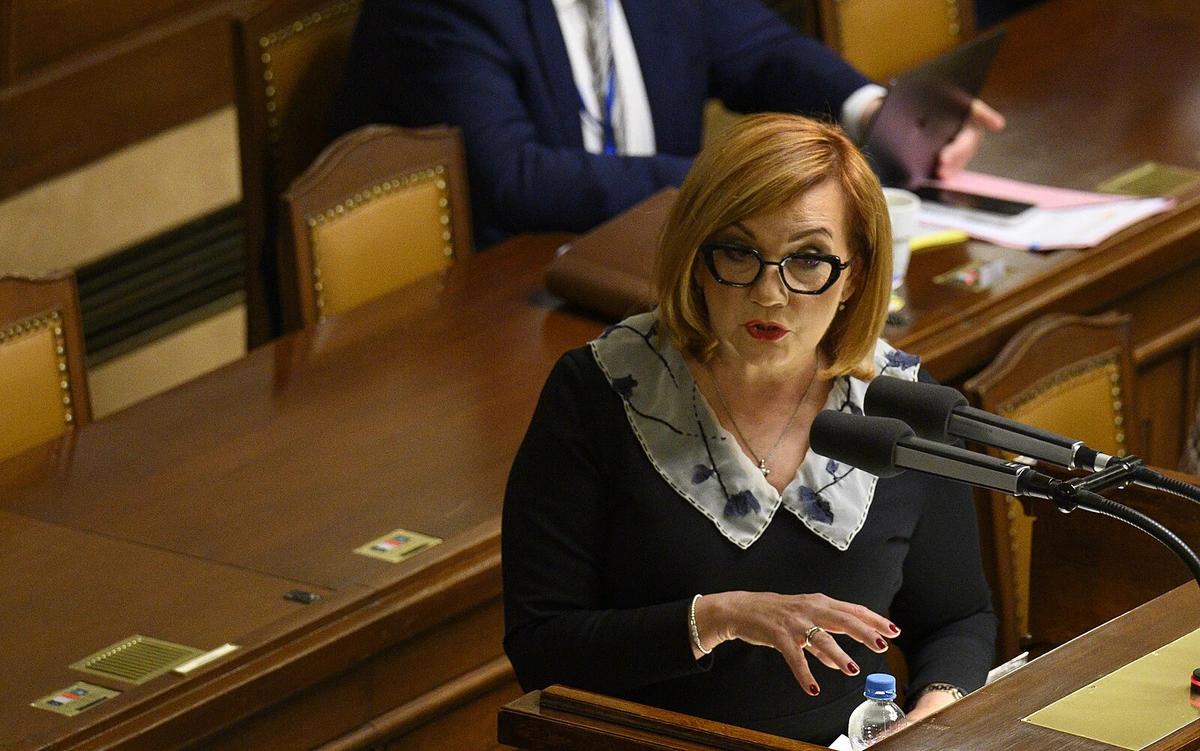 Je rekordně investiční, hájí Schillerová návrh rozpočtu se schodkem 386 miliard