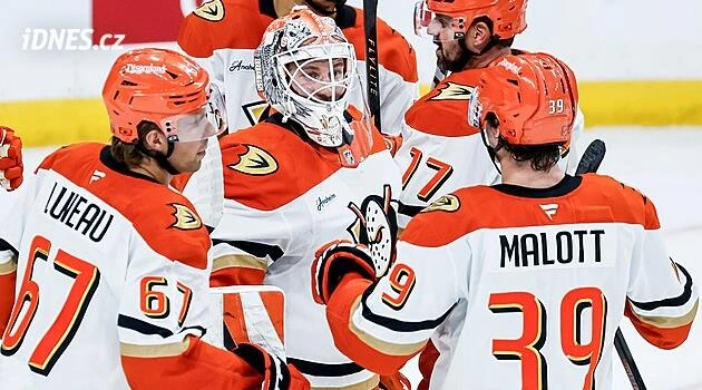 Brankář Dostál slavil s Anaheimem výhru na ledě Winnipegu
