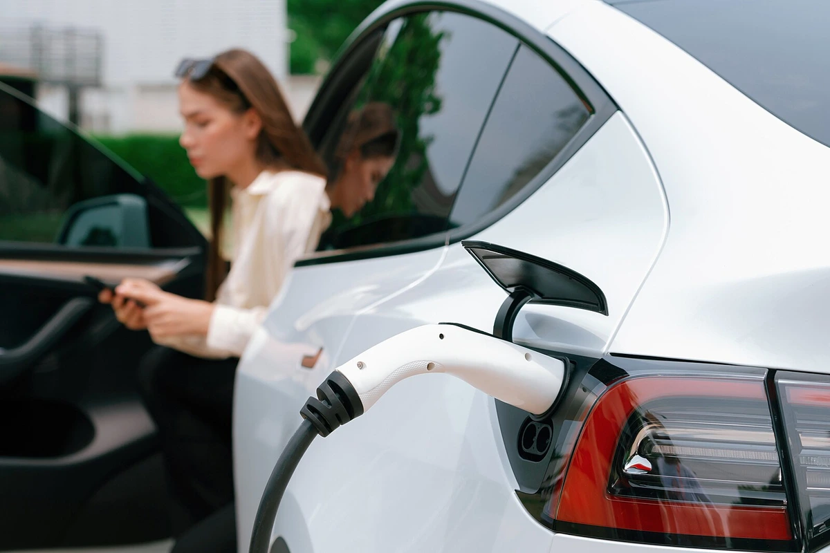 Elektromobilita v Česku: revoluce se nekoná, prudkou otočku nepřinesla ani ropná krize