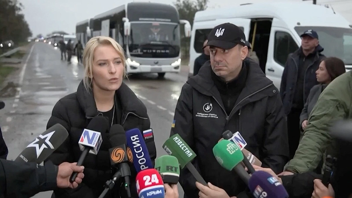 V okupovaných Oleškách probíhá evakuace, autobusy odvezou stovky lidí
