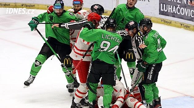 ONLINE: Třinec hraje s Boleslaví, Plzeň hostí Spartu. Kladno přivítá Kometu
