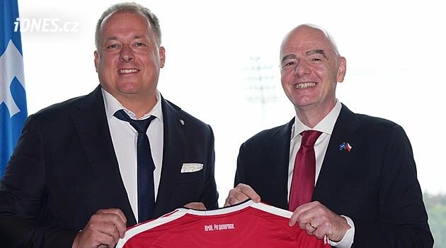 Infantino v Česku. Od Trundy dostal dres reprezentace, pózoval s ministry i mladíky