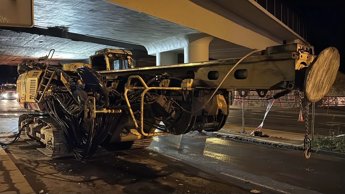 Vyproštěno, hlásí hasiči. S uvázlou soupravou pod mostem bojovali víc než 24 hodin