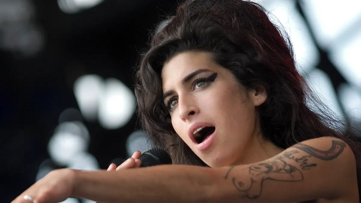 Nejlepší písničky nultých let zpívají Amy Winehouse, Coldplay a Eminem