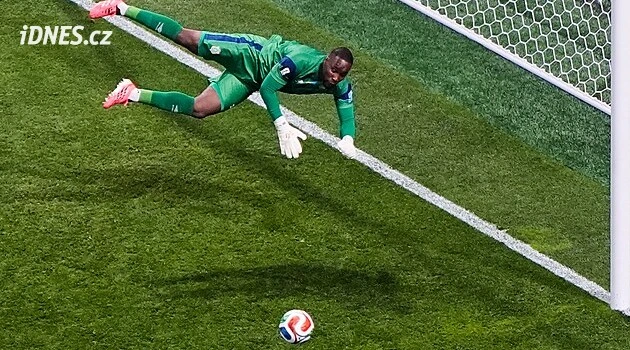 Další průšvih FIFA. Údajně zamlčela, že gólman Konga chytal na MS neoprávněně