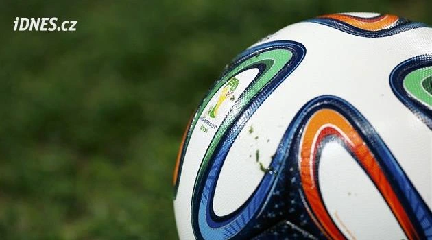 Budeme hrát, nebo ne? Rozhodčí kontroloval stav hřiště, míč mu uplaval
