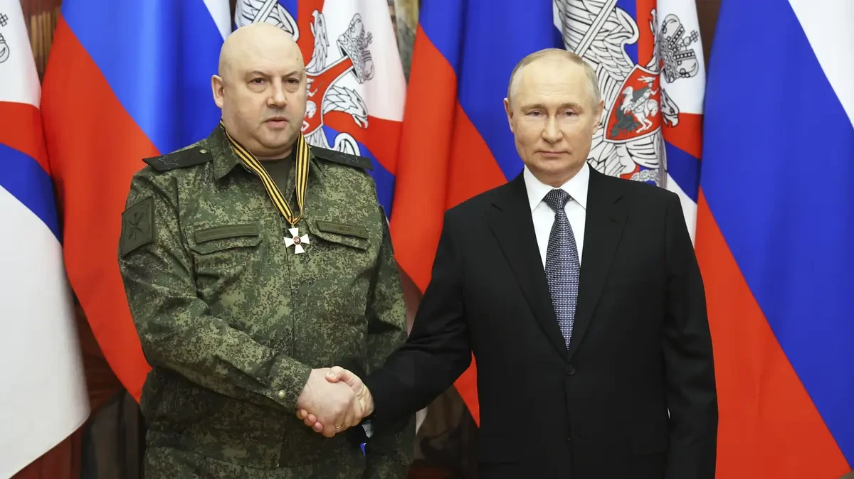 Má srazit Ukrajinu na kolena. Putin povolal do velení armády generála s krutou pověstí - Novinky