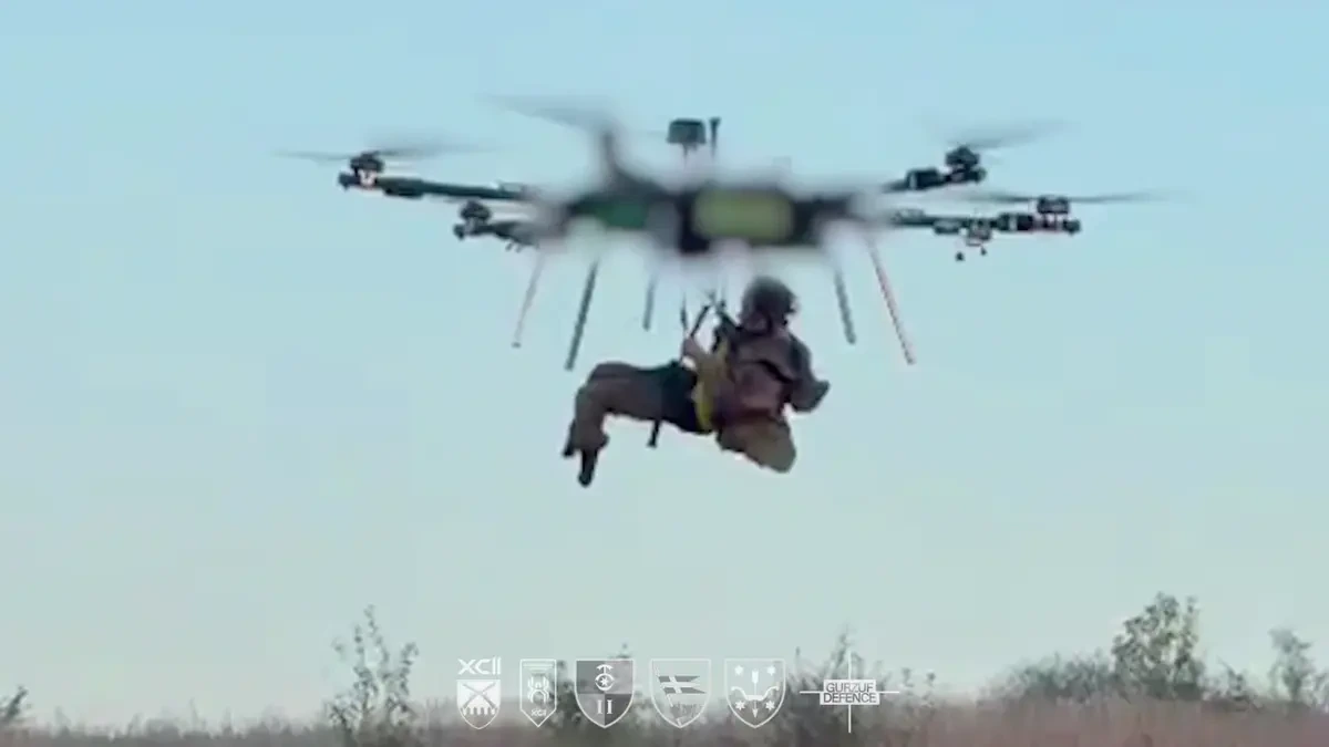 Ukrajinci poprvé evakuovali z fronty zraněného vojáka pomocí létajícího dronu - Novinky