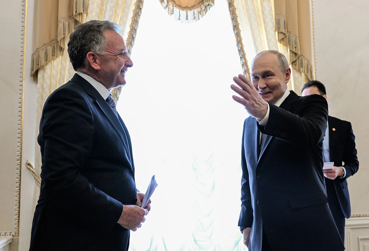 Witkoff tři hodiny jednal s Putinem. Vzdal mu hold, že má humanitární cítění