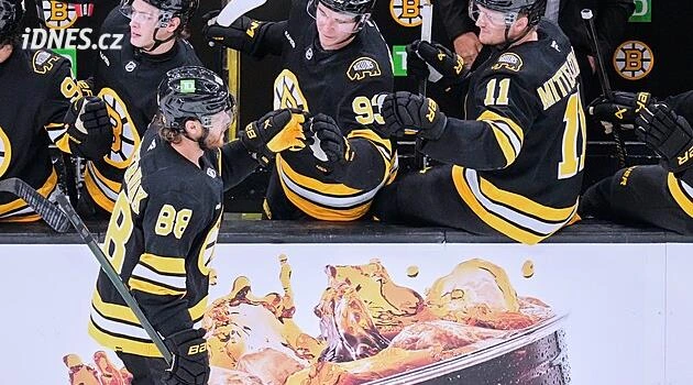 Jeden gól vše změní. Pastrňák exceloval, nadchl Boston a nahání významné milníky