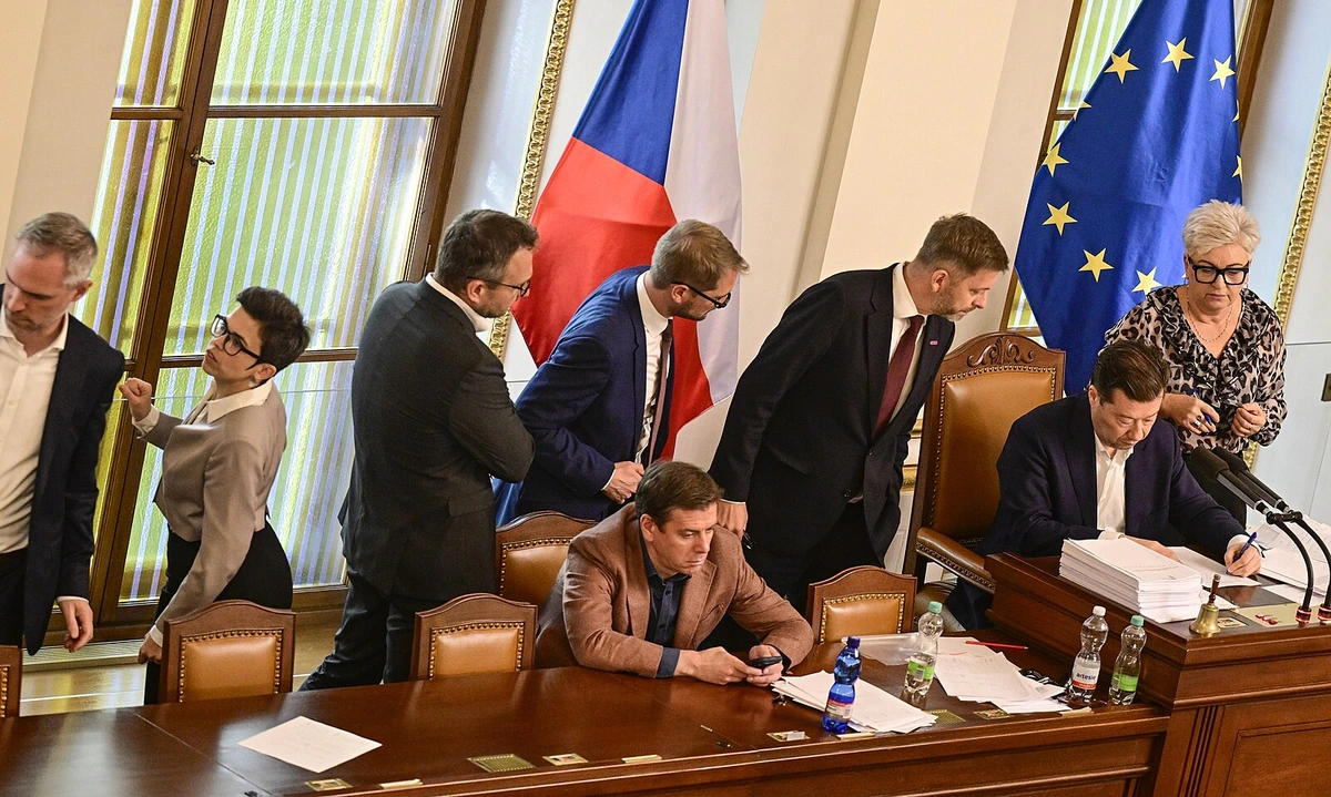 Čtyři vládní poplatkové prohry. Proč veřejnoprávní média zvítězila na celé čáře?