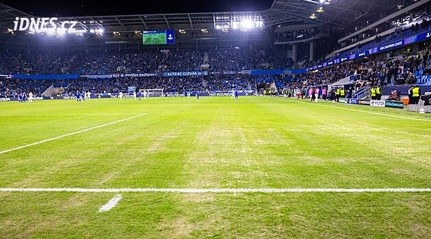 Na tomhle se má hrát Liga mistrů? Slovan schytává kritiku za špatnou kvalitu hřiště