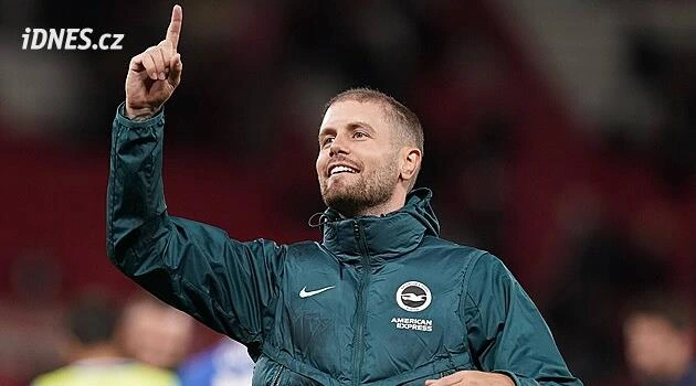 Zvykl si, že jsou hráči starší než on. Mladý kouč Brightonu: Model i prodejce umění
