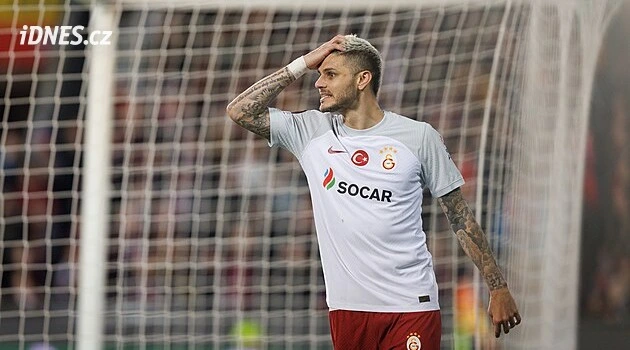Zákaz do konce století. Fotbalista přišel o řidičák, doplatil na video partnerky