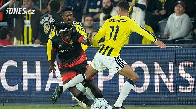Dusno mezi fanoušky i novináři. Jak Slavia vyválčila v tureckém pekle první bod