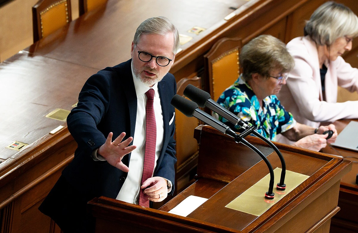 Výborný Fiala a komičtí Piráti. Jinak nestála sněmovní schůze o nedůvěře vládě ani za zmínku