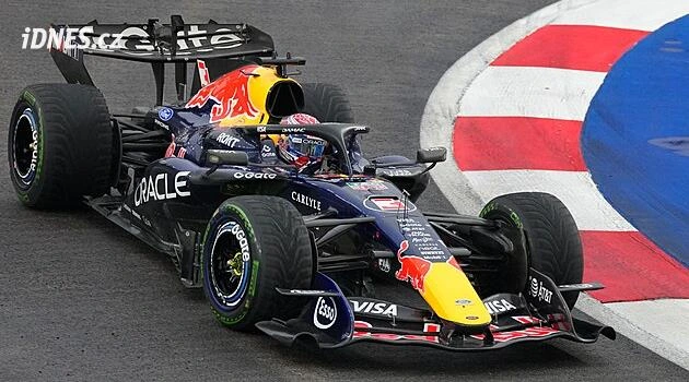 F1 ONLINE: V Singapuru si pro vítězství jede Verstappen, soupeři nestačí