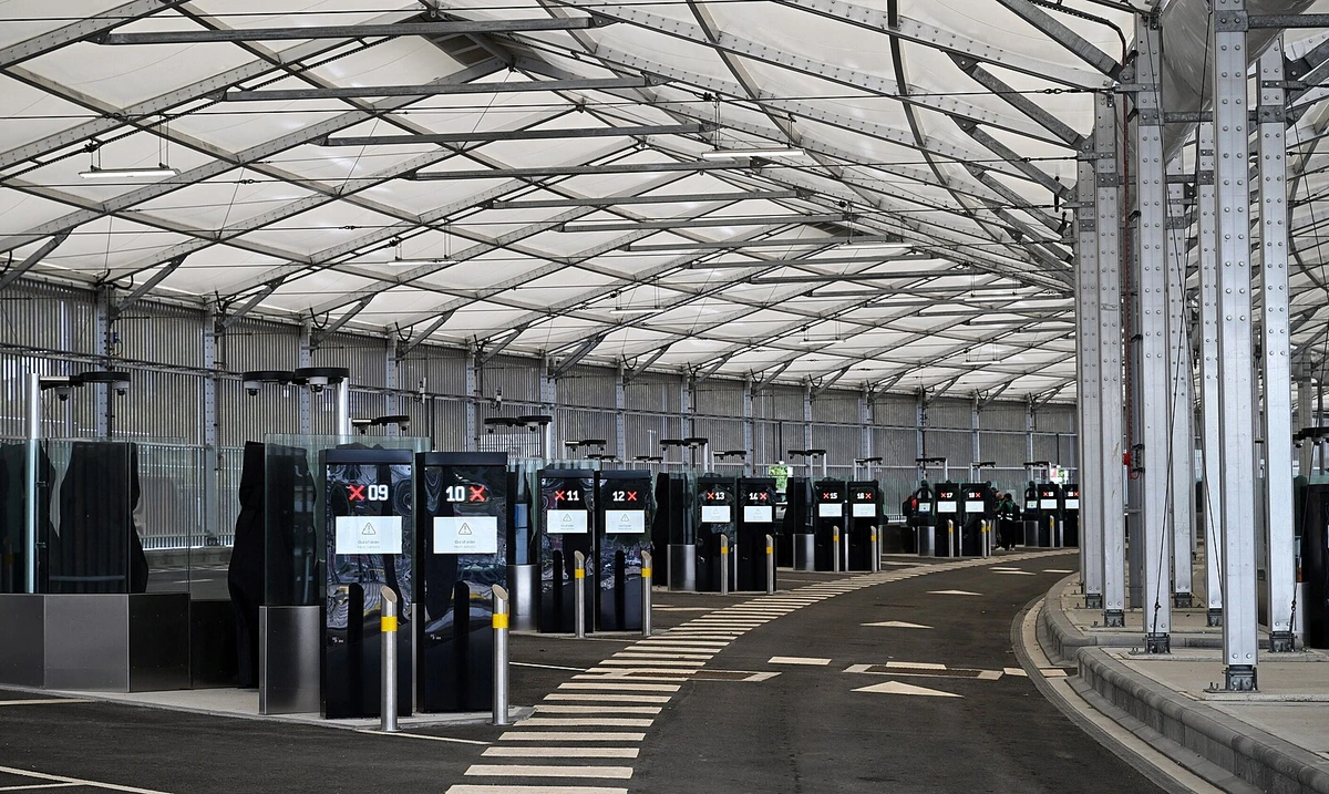 Srážka autobusu s nákladním vlakem u Eurotunelu. Zraněných jsou dvě desítky